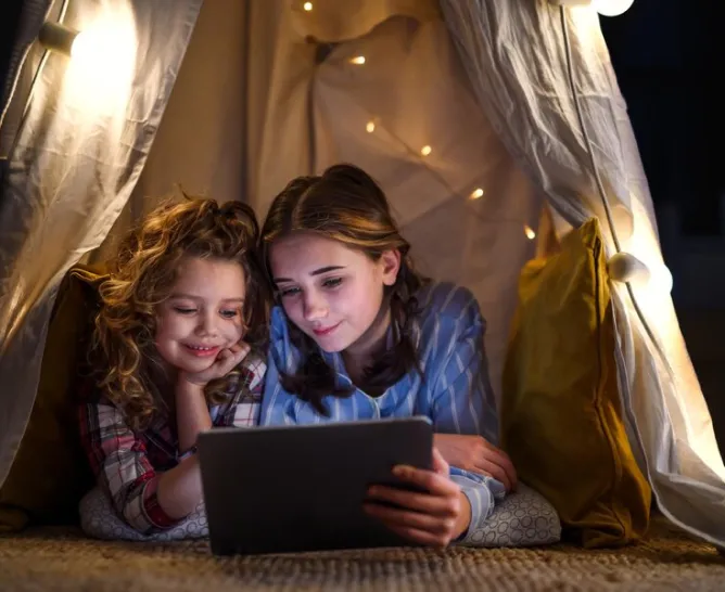Children playing Babaoo educative app