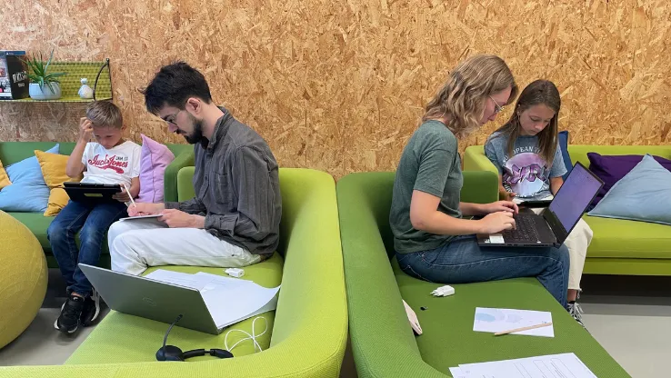 Les enfants testent le jeu vidéo Babaoo